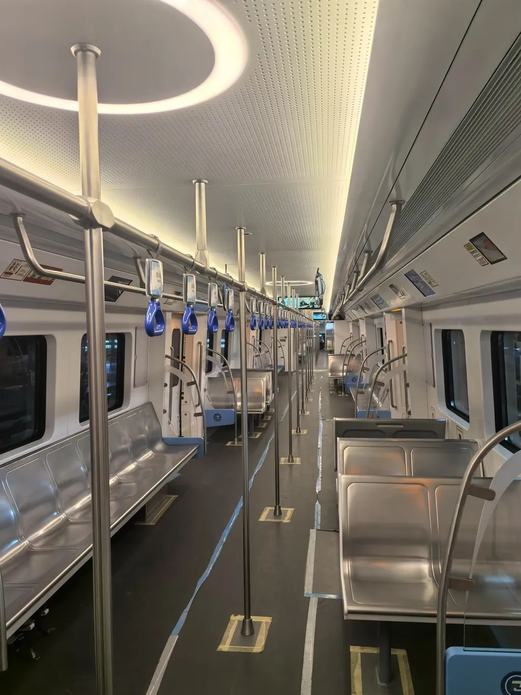 車廂座椅采用橫縱結(jié)合布置方式。重慶交通開(kāi)投鐵路集團(tuán)供圖
